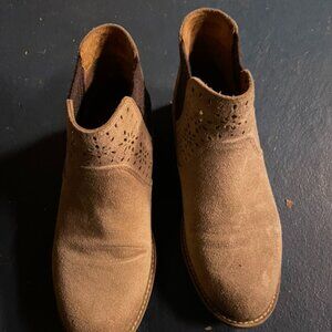 Raya Suede Boots by Comfortiva women's Chelsea boots size 6 beautiful cutouts